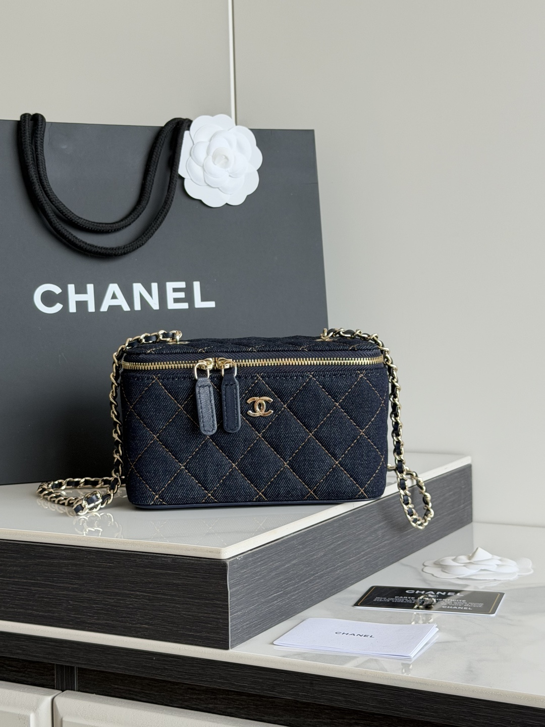 NO:920023,CHANEL [Rose] (new product) denim, Chanel 24K spring and summer new style, top quality [strong] all-steel gold chain, denim box bag, exquisite and chic small cosmetic box with chain, decent square shape, mini cute and invincible, the small space is not only suitable for mobile phones, but also can store trivial small items, the handheld is super cute, can be worn on one shoulder or crossbody~~~. Model A. Dimensions are 17 x width 8 x 9.5 cm high!  ,chanel wallet,chanel,chanel,wallets,cosmetic bags & cases19860909CHANEL[玫瑰]（新品）牛仔布 香奈儿24K春夏新款 顶级货[强]全钢金色链条 牛仔布盒子包 精巧别致链条小化妆盒 得体方形状mini可爱无敌啦小小空间除了手机放不琐碎小物件还是蛮能收纳的, 手提超级萌 可单肩可斜挎哦～～～. 型号A. 尺寸长17x宽8x高9.5cm！,chanel钱包,chanel,chanel,wallets,cosmetic bags & cases,欧美剧