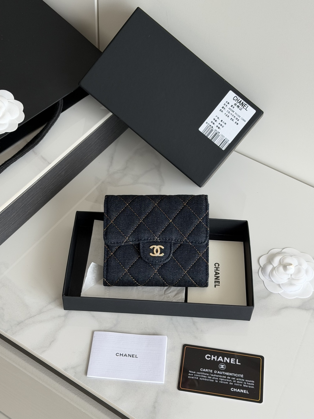 NO:920027,New arrivals Denim Denim leather CF short tri-fold wallet is available!  Chanel Grandma Xiang has 6 card slots and a coin purse at the back, making it easy to put Grandpa Mao in it!  Delicate leather and gold hardware!  Full of fashion sense, very fashionable, can be held in hand, can be put in the bag, and very easy to store. Style number 82288 Denim. Size 10.5*11.5*3cm, chanel wallet, chanel, wallets, cowhide19860909新品上架 牛仔布 牛仔布牛皮制作CF短三折钱包到货！ chanel 香奶奶卡位6个, 后面有零钱包,放毛爷爷丝毫不费劲！ 皮质细腻 搭配金色五金！时尚感满满 非常时髦,可手拿,可放包里、非常好收纳 款号82288 牛仔布 尺寸10.5*11.5*3cm,chanel钱包,chanel,wallets,cowhide,欧美剧
