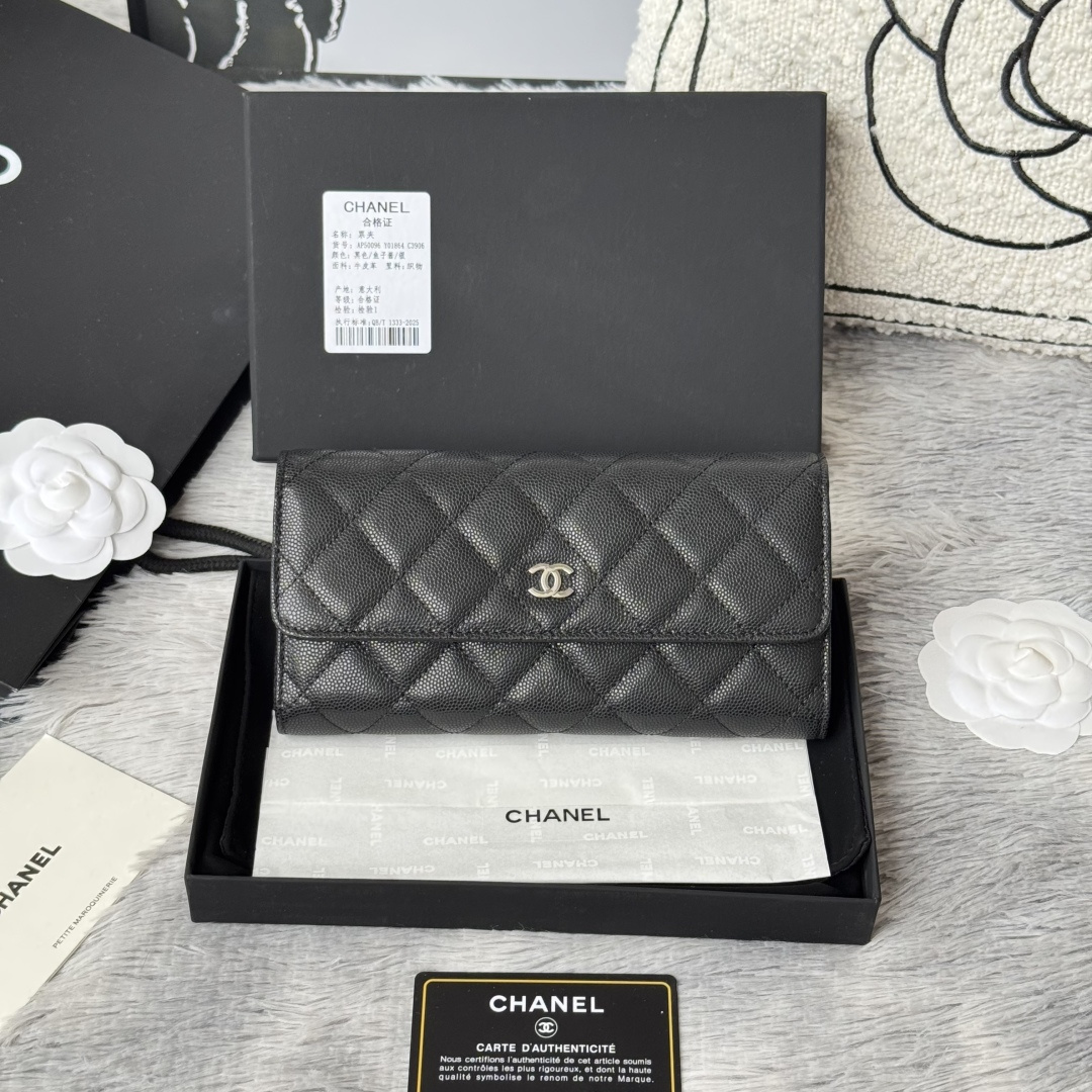 NO:920005,CHANEL original classic cf long wallet has arrived!  The caviar ball pattern damask pattern is very eye-catching!  The bright silver hardware is very fashionable, and the wallet has a large capacity that can fit a plus mobile phone. 12 card slots, model number A50096, with the latest complete set of packaging. Size 10.5*19.*3cm, chanel wallet, chanel, wallets19860909CHANEL原单  经典cf长款钱包到货！鱼子酱球纹的绫格纹路, 非常耐看！亮银五金非常时髦 而且钱包容量很大可以放下一部plus手机 12卡位款号A50096配最新全套包装 尺寸10.5*19.*3cm,chanel钱包,chanel,wallets,欧美剧
