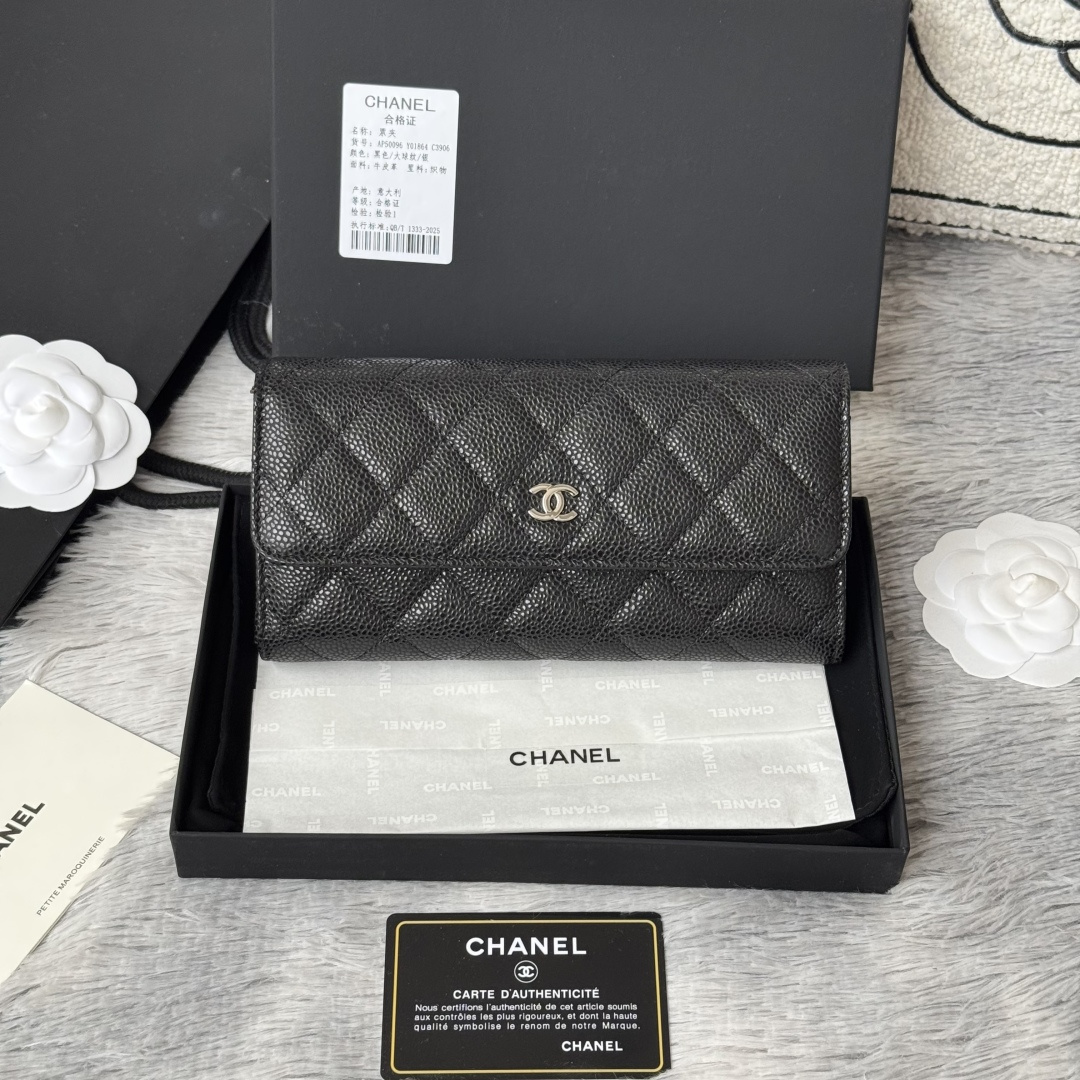NO:920010,CHANEL original classic cf long wallet has arrived!  The cowhide's large ball pattern damask pattern is very eye-catching!  The bright silver hardware is very fashionable, and the wallet has a large capacity that can fit a plus mobile phone. 12 card slots, model number A50096, with the latest complete set of packaging. Size 10.5*19.*3cm, chanel wallet, chanel, wallets, cowhide19860909CHANEL原单  经典cf长款钱包到货！牛皮大球纹的绫格纹路, 非常耐看！亮银五金非常时髦 而且钱包容量很大可以放下一部plus手机 12卡位款号A50096配最新全套包装 尺寸10.5*19.*3cm,chanel钱包,chanel,wallets,cowhide,欧美剧