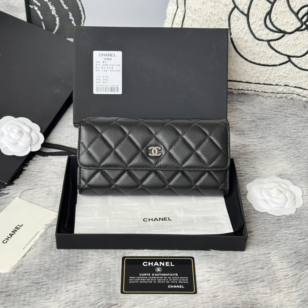 NO:920015,CHANEL original classic cf long wallet has arrived!  The damask pattern of imported lambskin is very attractive!  The bright silver hardware is very fashionable and the wallet has a large capacity that can fit a plus mobile phone. 12 card slots. Model number A50096 comes with the latest complete package. Size 10.5*19.*3cm, chanel wallet, chanel, wallets, sheepskin19860909CHANEL原单  经典cf长款钱包到货！进口小羊皮的绫格纹路, 非常耐看！亮银五金非常时髦 而且钱包容量很大可以放下一部plus手机 12卡位款号A50096配最新全套包装 尺寸10.5*19.*3cm,chanel钱包,chanel,wallets,sheepskin,欧美剧