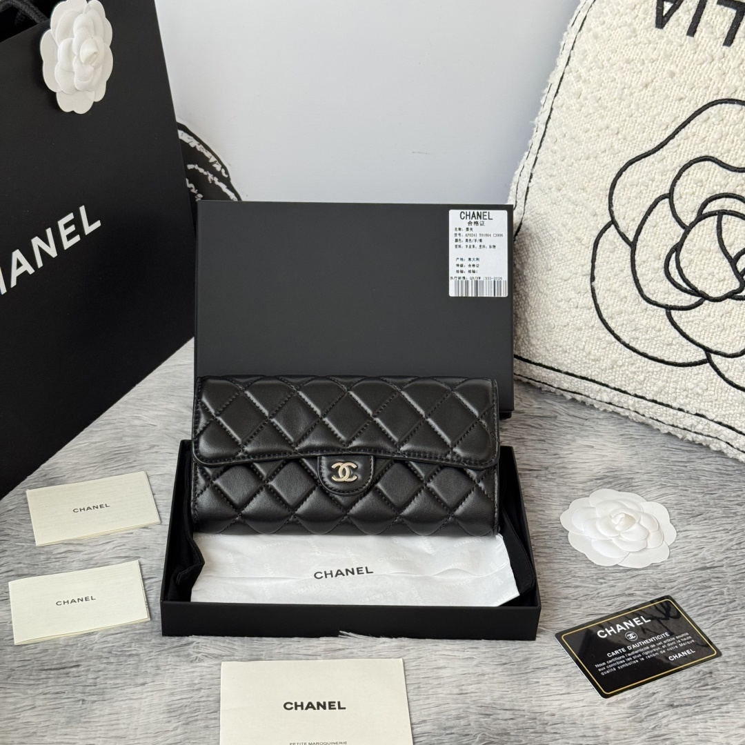 NO:920031,CHANEL classic cf long wallet has arrived!  Made of imported lambskin rhombus, there is a coin pocket on the back and a hardware pull tag inside. It is easy and quick to store and very attractive!  The bright gold and bright silver hardware is very fashionable. The wallet has a large capacity and can hold a Plus mobile phone. It also has many card slots, which is suitable for those who have a lot of cards!  Style No. A0241 Size 10.5*19.*3cm, chanel wallet, chanel, wallets, sheepskin19860909CHANEL 经典cf长款钱包到货！ 进口小羊皮菱格 制作 背后有硬币口袋 内里五金拉牌 收纳方便快捷 非常耐看！亮金与亮银五金非常时髦 而且钱包容量很大可以放下一部plus手机卡位也多适合卡片很多的亲！ 款号A0241 尺寸10.5*19.*3cm,chanel钱包,chanel,wallets,sheepskin,欧美剧