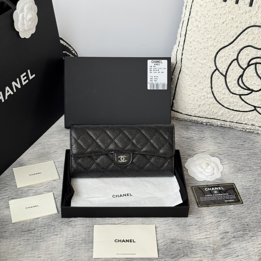 NO:920035,CHANEL classic cf long wallet has arrived!  Made of imported large ball cowhide rhombus, there is a coin pocket on the back and a hardware pull tag inside. It is easy and quick to store and very attractive!  The bright gold and bright silver hardware is very fashionable. The wallet has a large capacity and can hold a Plus mobile phone. It also has many card slots, which is suitable for those who have a lot of cards!  Style number A0241 size 10.5*19.*3cm,chanel wallet,chanel,wallets,cowhide19860909CHANEL 经典cf长款钱包到货！ 进口大球牛皮菱格 制作 背后有硬币口袋 内里五金拉牌 收纳方便快捷 非常耐看！亮金与亮银五金非常时髦 而且钱包容量很大可以放下一部plus手机卡位也多适合卡片很多的亲！ 款号A0241 尺寸10.5*19.*3cm,chanel钱包,chanel,wallets,cowhide,欧美剧