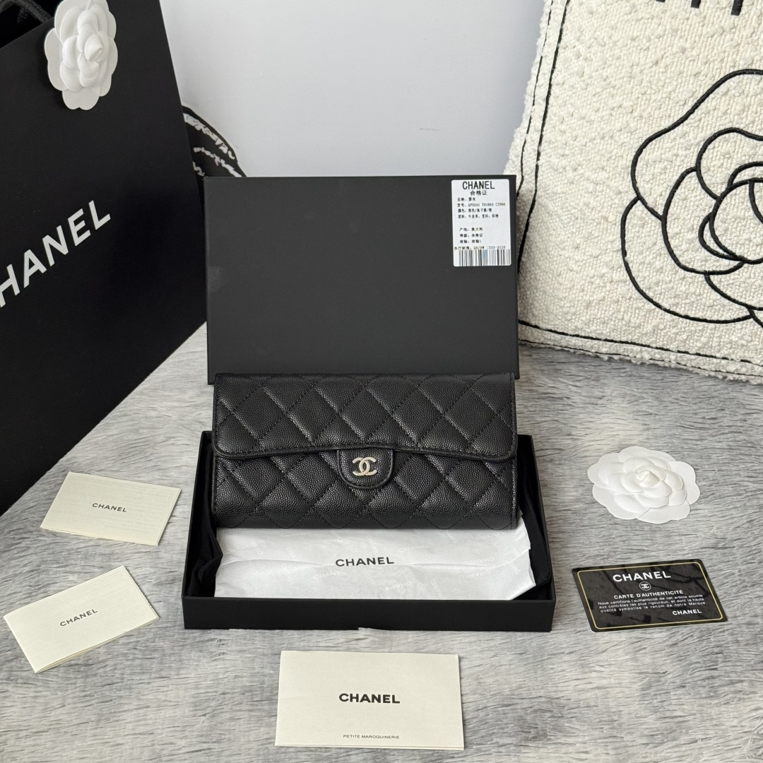 NO:920039,CHANEL classic cf long wallet has arrived!  Made of imported caviar cowhide rhombus, there is a coin pocket on the back and a hardware pull tag inside. It is easy and quick to store and very attractive!  The bright gold and bright silver hardware is very fashionable. The wallet has a large capacity and can hold a Plus mobile phone. It also has many card slots, which is suitable for those who have a lot of cards!  Style number A0241 size 10.5*19.*3cm,chanel wallet,chanel,wallets,cowhide19860909CHANEL 经典cf长款钱包到货！ 进口鱼子酱牛皮菱格 制作 背后有硬币口袋 内里五金拉牌 收纳方便快捷 非常耐看！亮金与亮银五金非常时髦 而且钱包容量很大可以放下一部plus手机卡位也多适合卡片很多的亲！ 款号A0241 尺寸10.5*19.*3cm,chanel钱包,chanel,wallets,cowhide,欧美剧