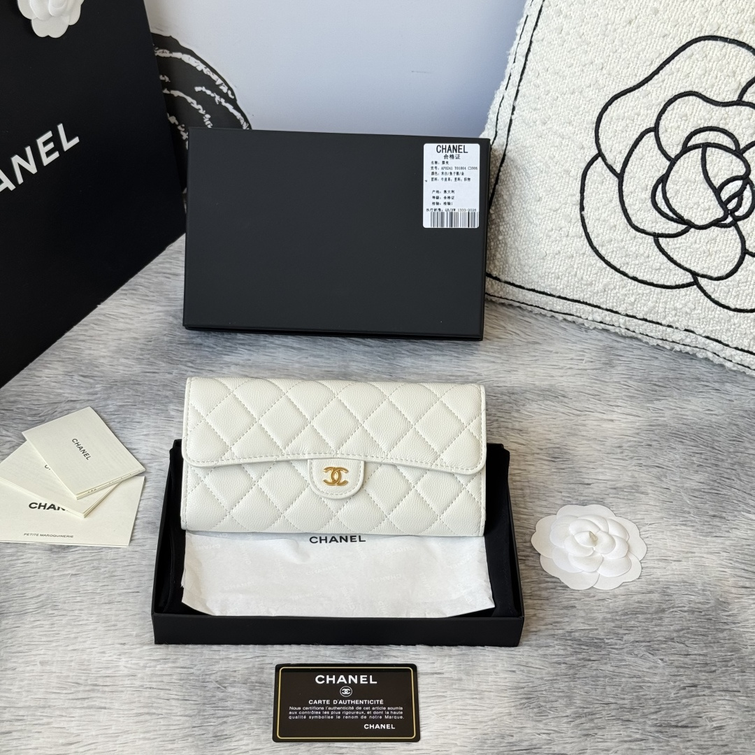 NO:920019,CHANEL classic cf long wallet has arrived!  Made of imported caviar cowhide rhombus, there is a coin pocket on the back and a hardware pull tag inside. It is easy and quick to store and very attractive!  The bright gold and bright silver hardware is very fashionable. The wallet has a large capacity and can hold a Plus mobile phone. It also has many card slots, which is suitable for those who have a lot of cards!  Style number A0241 size 10.5*19.*3cm,chanel wallet,chanel,wallets,cowhide19860909CHANEL 经典cf长款钱包到货！ 进口鱼子酱牛皮菱格 制作 背后有硬币口袋 内里五金拉牌 收纳方便快捷 非常耐看！亮金与亮银五金非常时髦 而且钱包容量很大可以放下一部plus手机卡位也多适合卡片很多的亲！ 款号A0241 尺寸10.5*19.*3cm,chanel钱包,chanel,wallets,cowhide,欧美剧