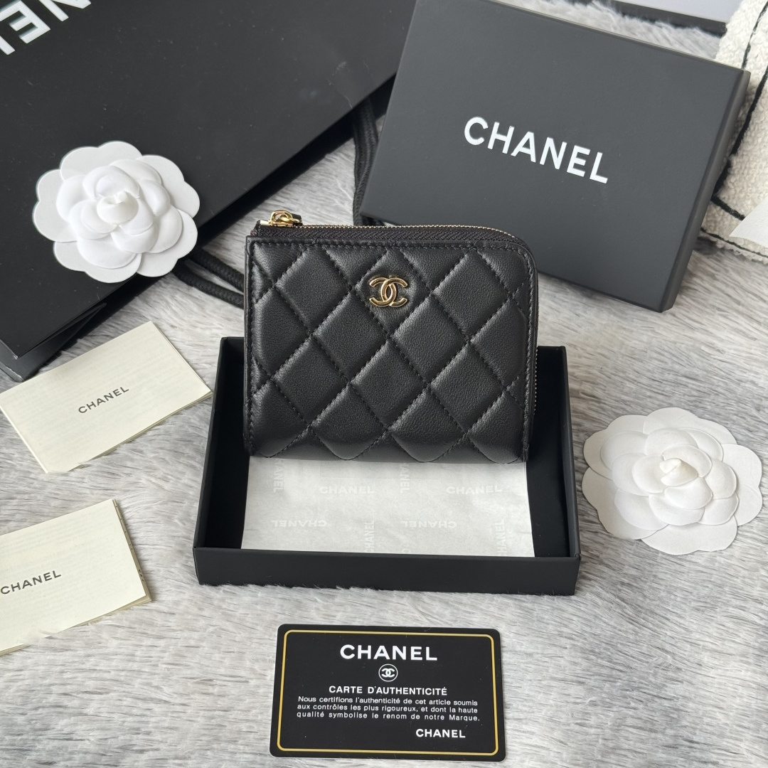 NO:920117,chanel early spring new style seven-character short zipper bag imported lambskin can hold documents, bank cards, coins, hundred dollar bills, super practical super beautiful short wallet style number A size 11.5×9.2×2cm new seven-character half zipper bag, chanel wallet, chanel, wallets, sheepskin19860909chanel 早春新款 七字短款拉链包 进口小羊皮 可放证件银行卡, 零钱硬币,百元大钞,超级实用 超级美丽短款钱包 款号A 尺寸11.5×9.2×2cm 新款七字半拉卡包,chanel钱包,chanel,wallets,sheepskin,欧美剧