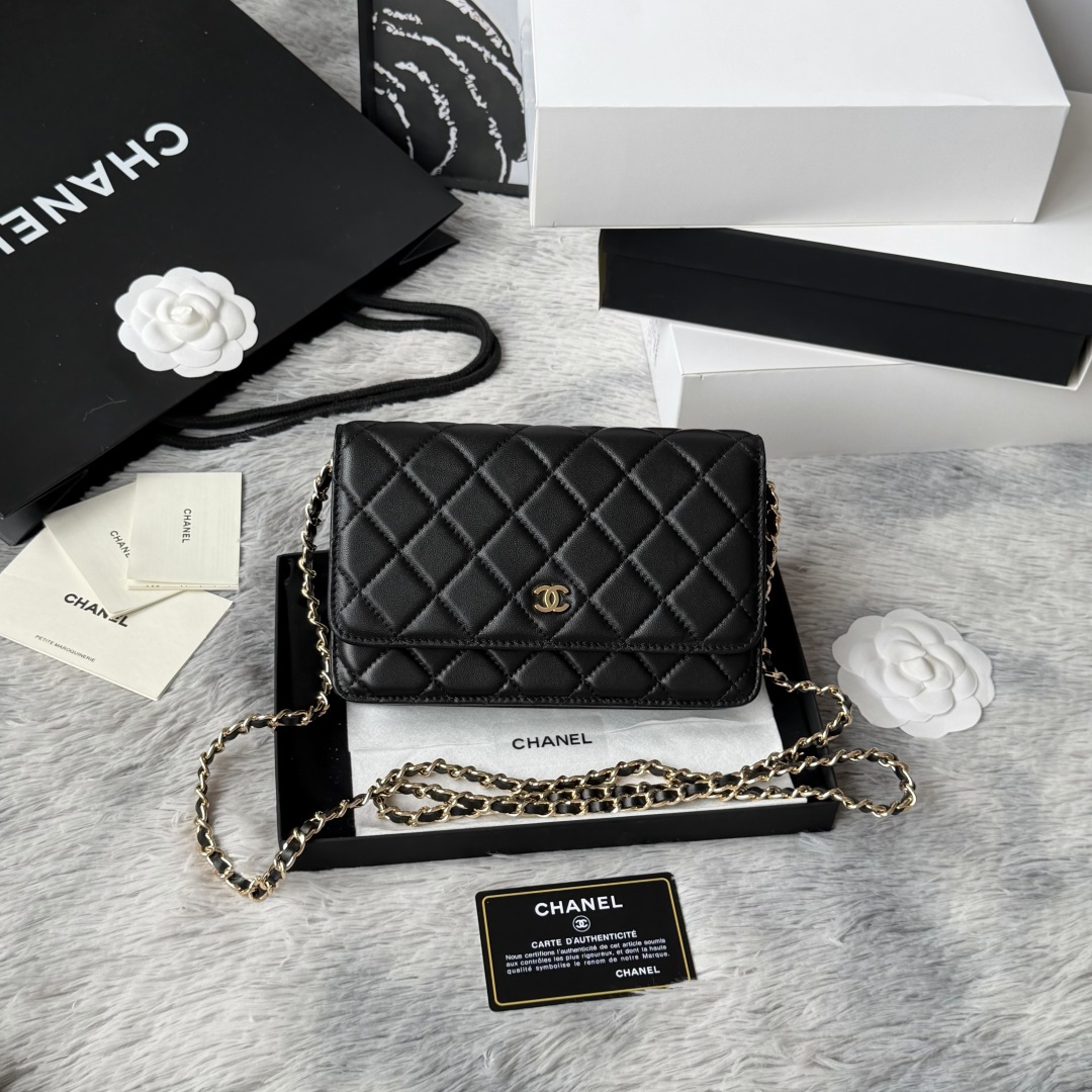 NO:920171,Golden sheepskin, upgraded packaging and white outer cover C. Entry-level classic model (magnetic buckle) cowhide imported channels specially provide caviar grain embossed calfskin. Classic rhombus and leather-pierced metal chain classic design. The appearance is the same as the previous classic WOC. The difference is that the inner zipper has become metal and the snap button has also become a more convenient magnet buckle. It is a super upgraded design ~ No. AP Size 19cm  The color is as shown in the picture, chanel wallet, chanel, wallets, cowhide, sheepskin19860909金色羊皮 包装升级加外包白色 C 入门经典款（磁吸扣）牛皮进口渠道特供鱼子酱颗粒压花小牛皮 经典菱格与皮穿金属链的经典设计 外观与之前的经典Woc一样 不同是内里的拉链变成金属 按扣也变成了更加方便的磁铁吸扣 是超级赞的升级设计呢～ 编号AP 尺寸19cm 颜色如图所示,chanel钱包,chanel,wallets,cowhide,sheepskin,欧美剧