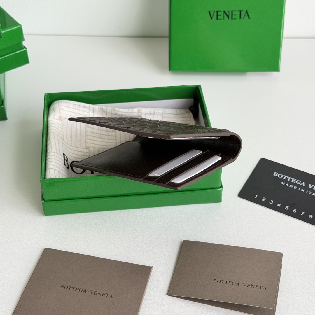 💰Made of medium-grade fetal cowhide
Half-fold card holder, credit card holder, change
The card holder is made of original cowhide and has a flip-top opening and closing photo 1