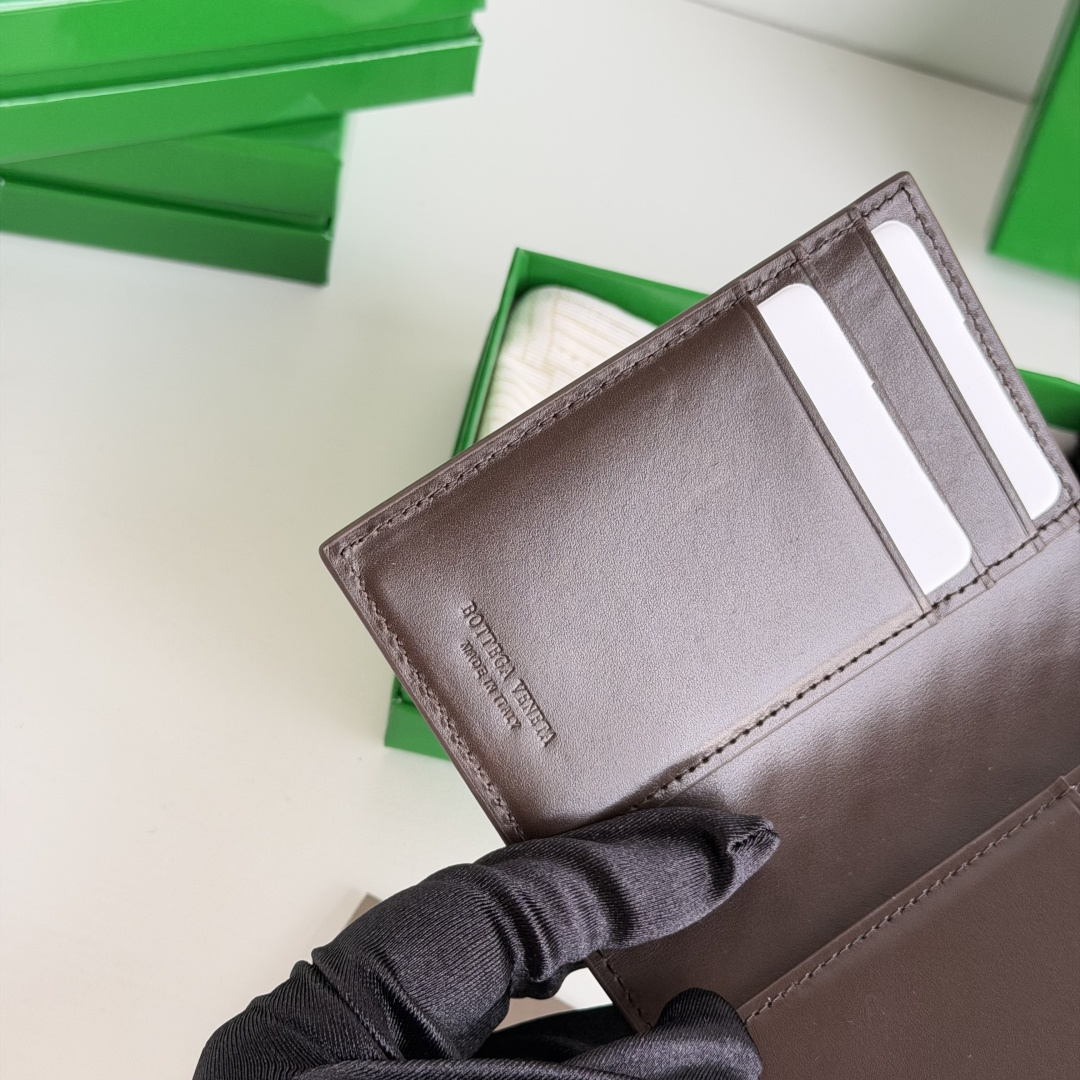 💰Made of medium-grade fetal cowhide
Half-fold card holder, credit card holder, change
The card holder is made of original cowhide and has a flip-top opening and closing photo 2