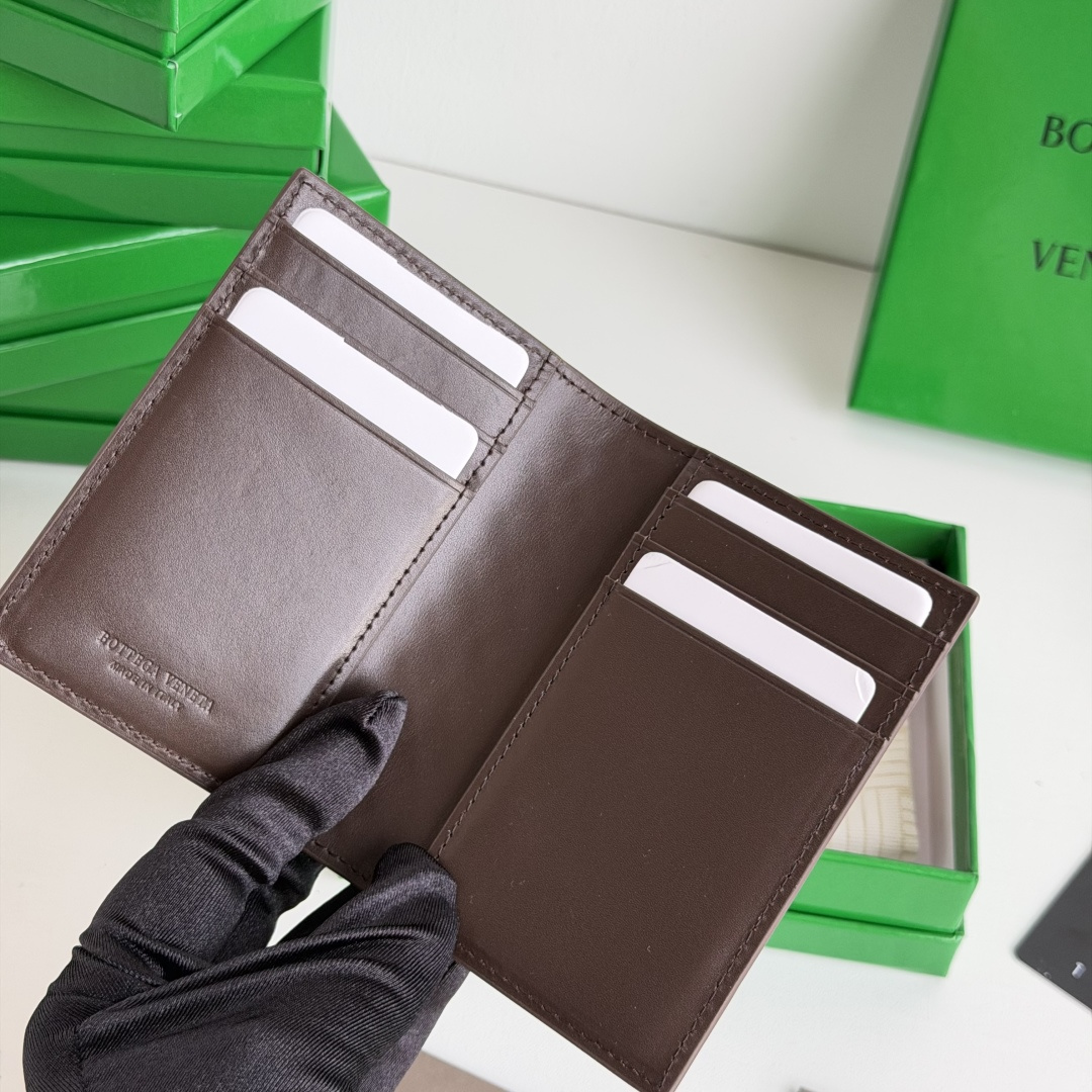 💰Made of medium-grade fetal cowhide
Half-fold card holder, credit card holder, change
The card holder is made of original cowhide and has a flip-top opening and closing photo 3