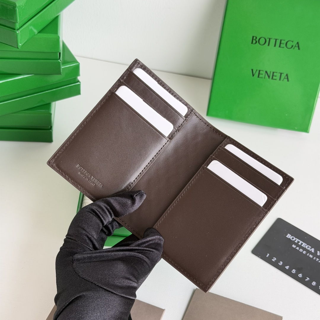 💰Made of medium-grade fetal cowhide
Half-fold card holder, credit card holder, change
The card holder is made of original cowhide and has a flip-top opening and closing photo 4