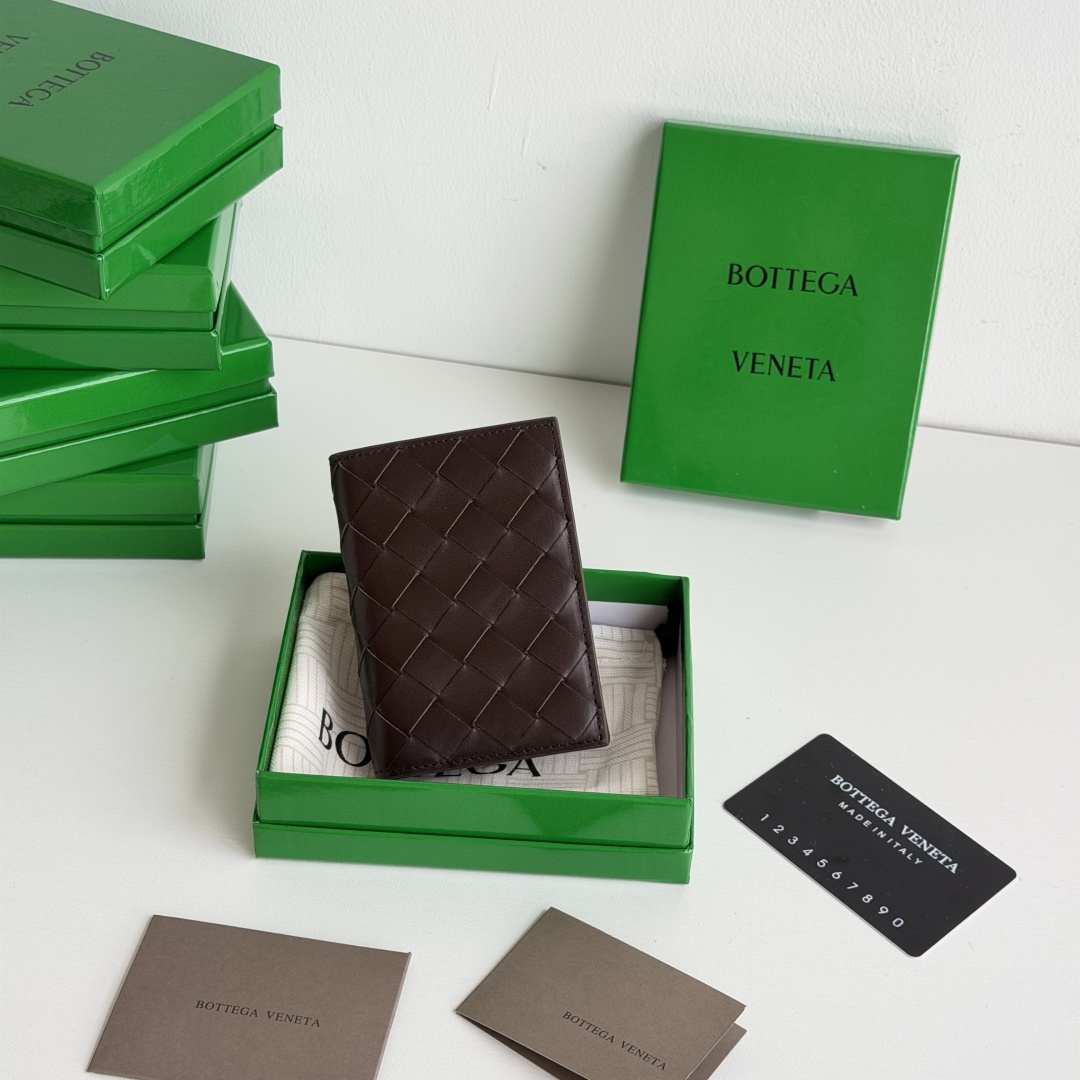 💰Made of medium-grade fetal cowhide
Half-fold card holder, credit card holder, change
The card holder is made of original cowhide and has a flip-top opening and closing