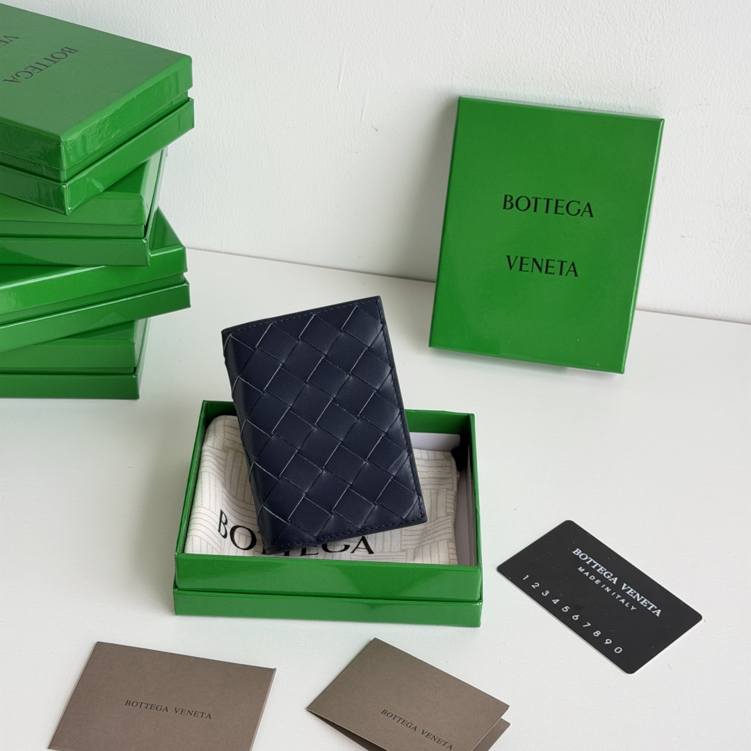 💰Made of medium-grade fetal cowhide
Half-fold card holder, credit card holder, change
The card holder is made of original cowhide and has a flip-top opening and closing