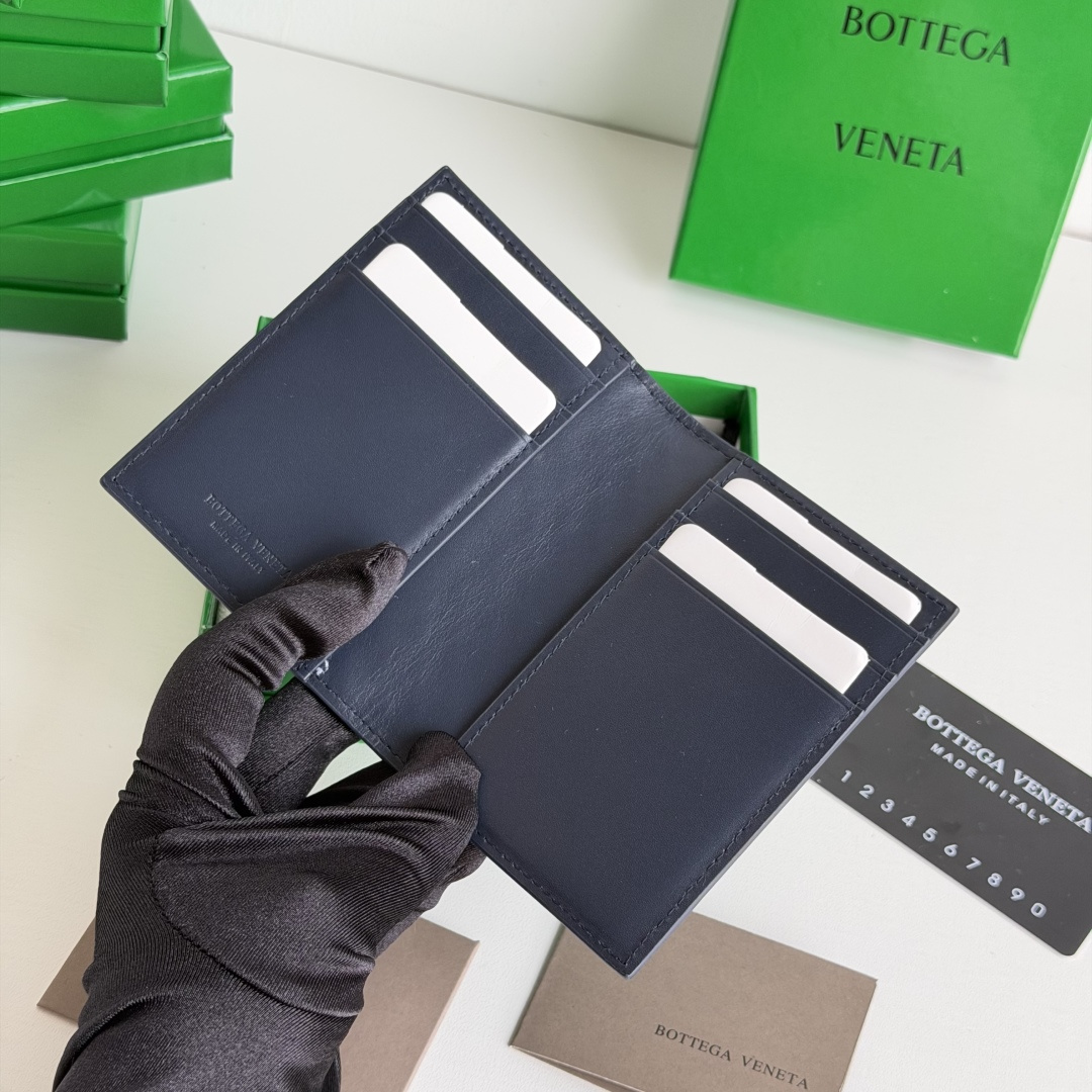💰Made of medium-grade fetal cowhide
Half-fold card holder, credit card holder, change
The card holder is made of original cowhide and has a flip-top opening and closing photo 1