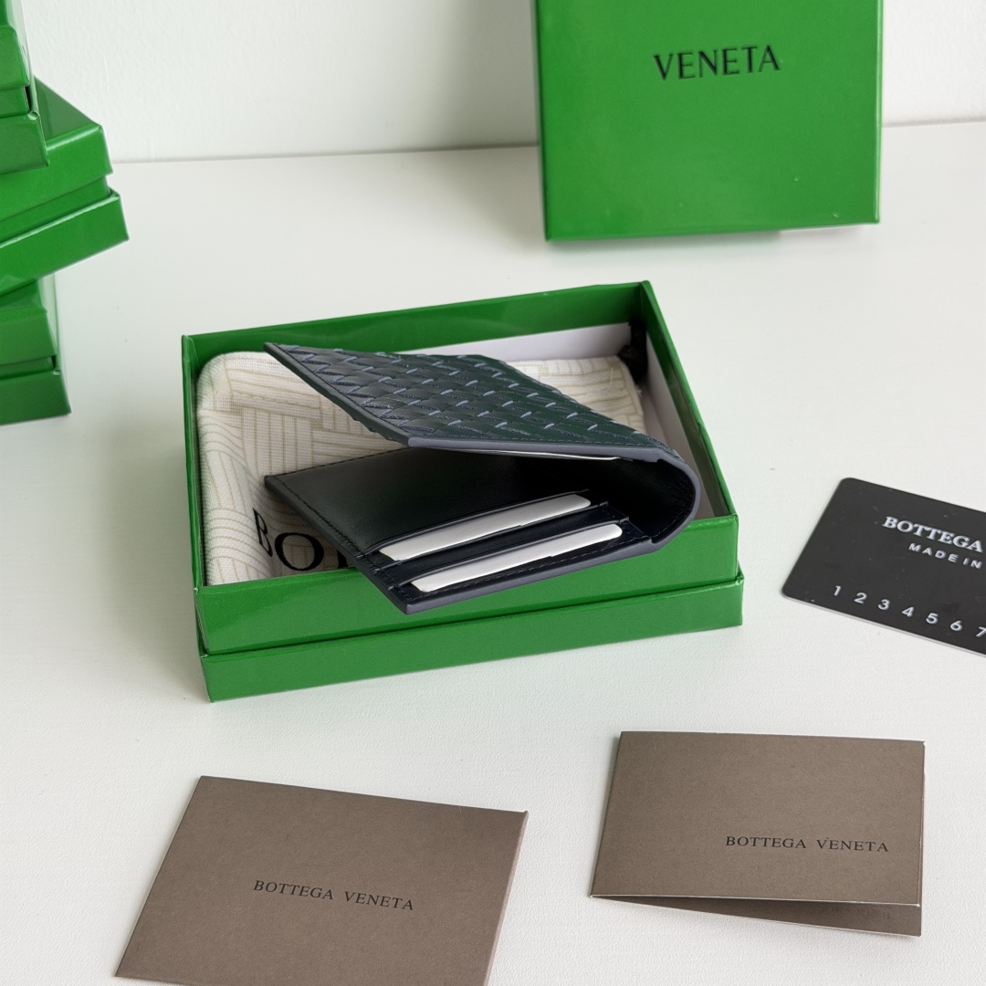 💰Made of medium-grade fetal cowhide
Half-fold card holder, credit card holder, change
The card holder is made of original cowhide and has a flip-top opening and closing photo 3