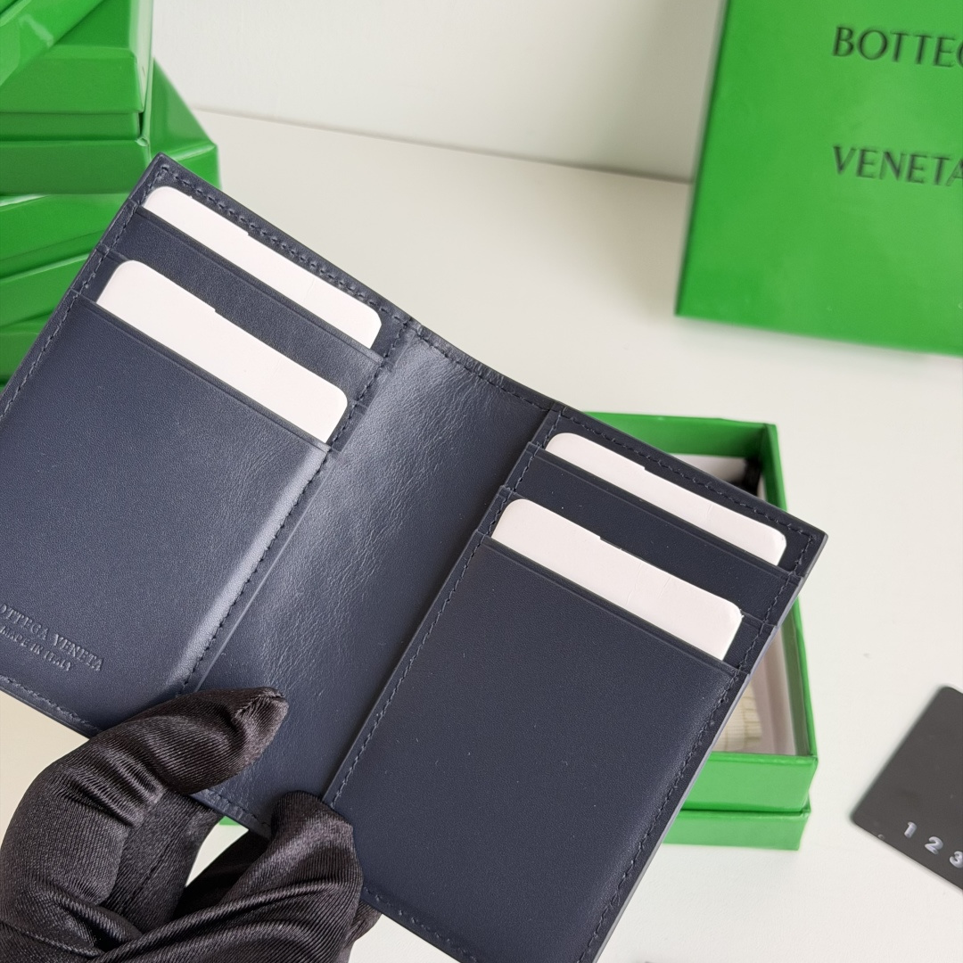 💰Made of medium-grade fetal cowhide
Half-fold card holder, credit card holder, change
The card holder is made of original cowhide and has a flip-top opening and closing photo 5
