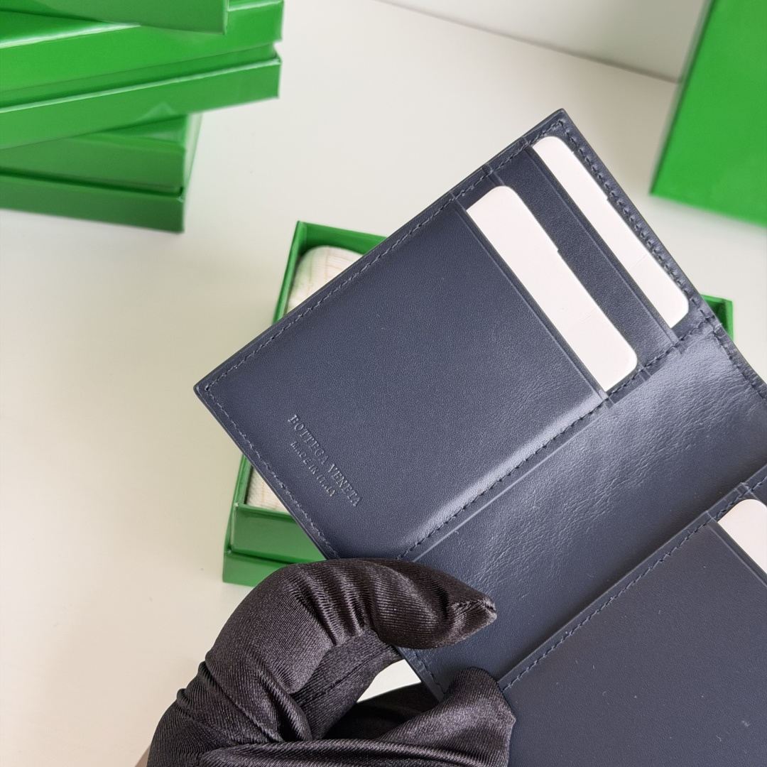 💰Made of medium-grade fetal cowhide
Half-fold card holder, credit card holder, change
The card holder is made of original cowhide and has a flip-top opening and closing photo 6