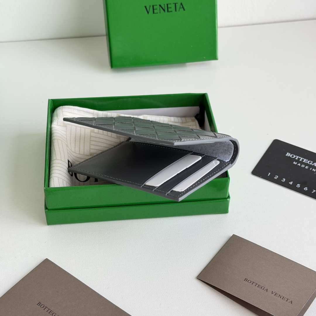 💰Made of medium-grade fetal cowhide
Half-fold card holder, credit card holder, change
The card holder is made of original cowhide and has a flip-top opening and closing photo 1