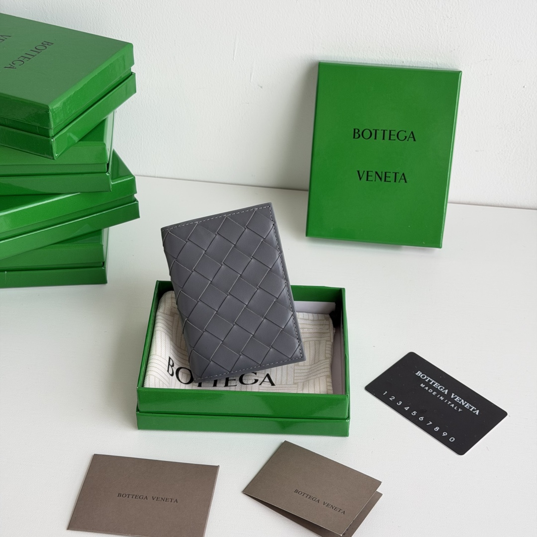 💰Made of medium-grade fetal cowhide
Half-fold card holder, credit card holder, change
The card holder is made of original cowhide and has a flip-top opening and closing