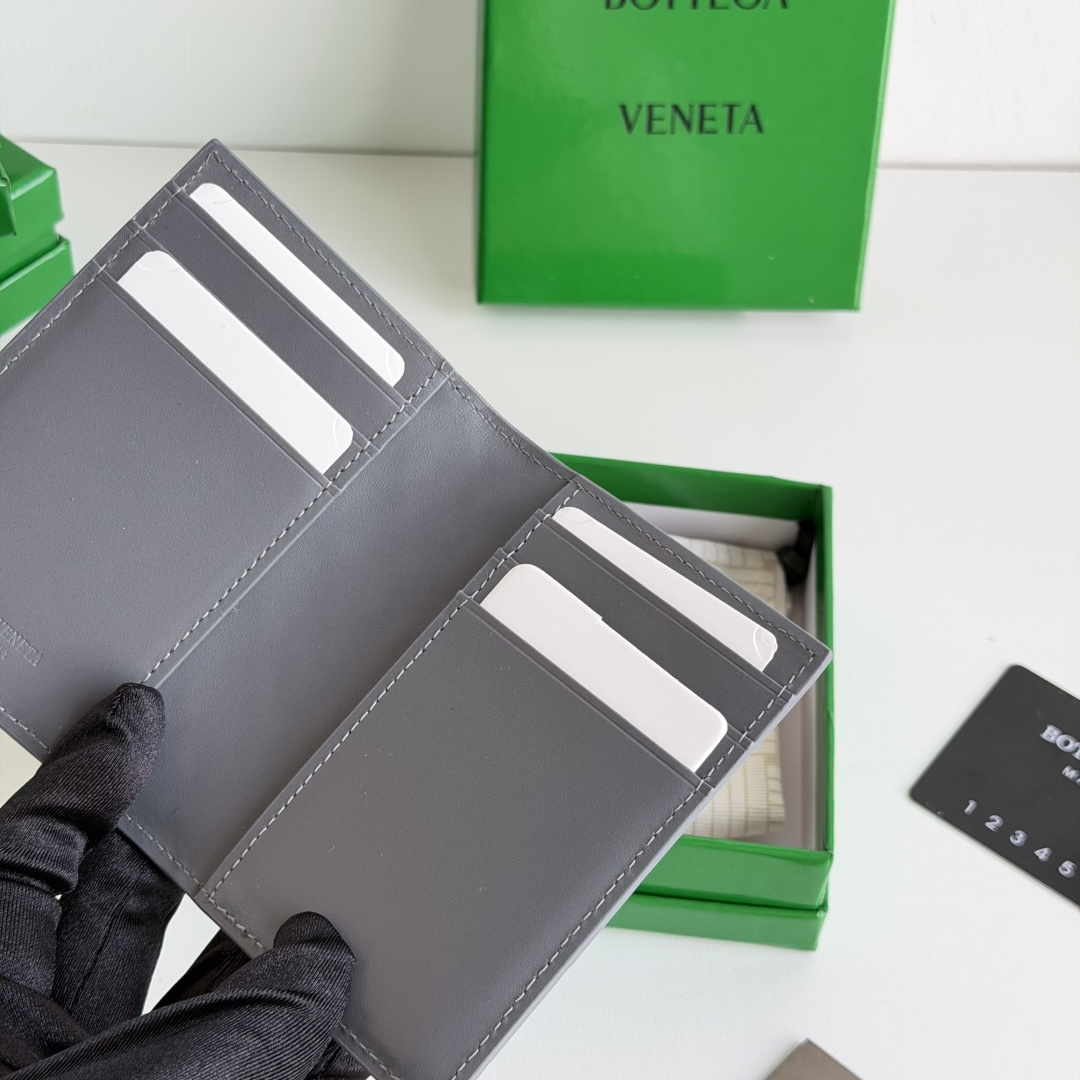 💰Made of medium-grade fetal cowhide
Half-fold card holder, credit card holder, change
The card holder is made of original cowhide and has a flip-top opening and closing photo 3