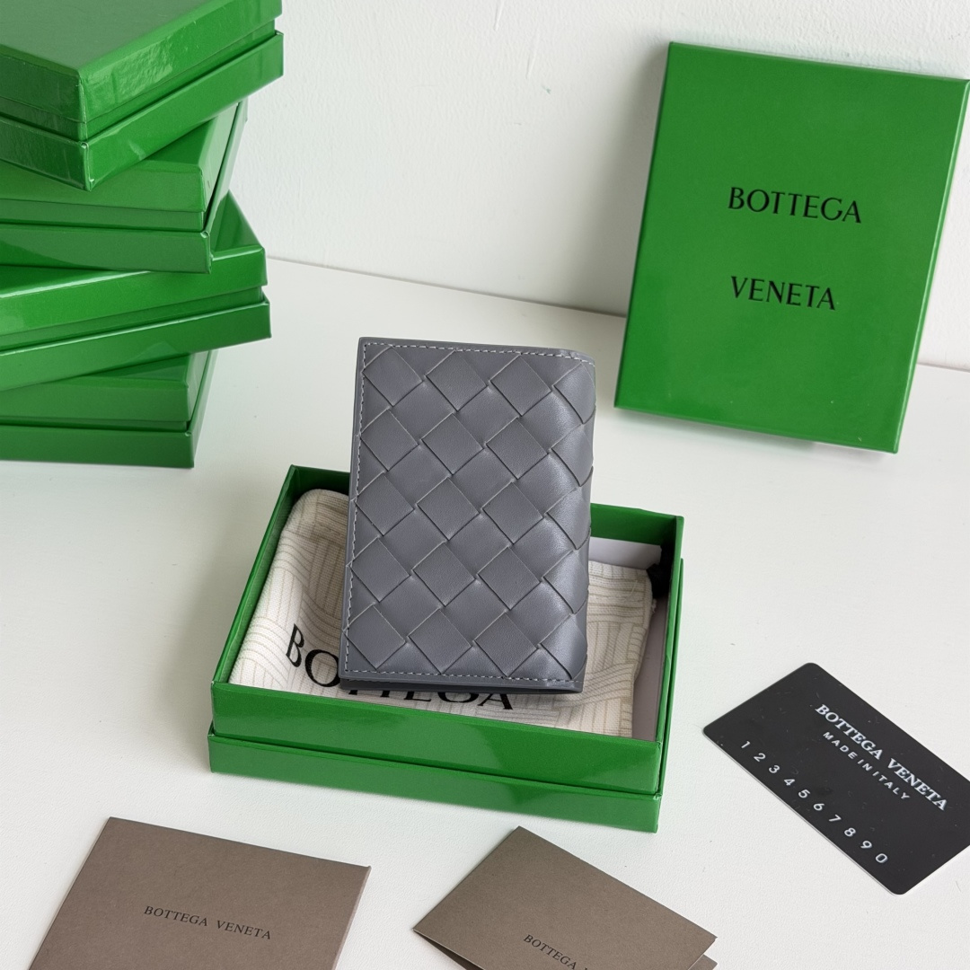 💰Made of medium-grade fetal cowhide
Half-fold card holder, credit card holder, change
The card holder is made of original cowhide and has a flip-top opening and closing photo 4