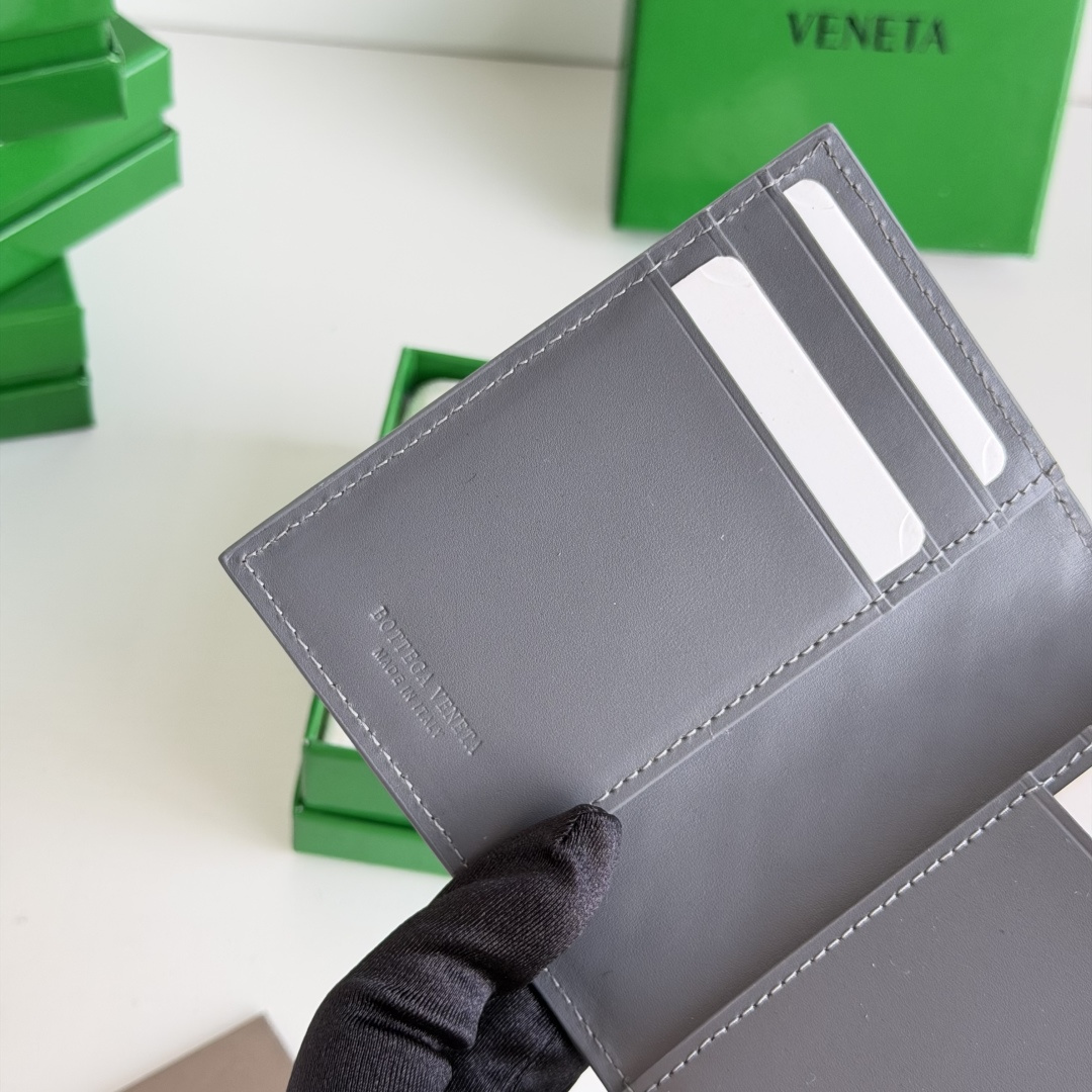 💰Made of medium-grade fetal cowhide
Half-fold card holder, credit card holder, change
The card holder is made of original cowhide and has a flip-top opening and closing photo 5