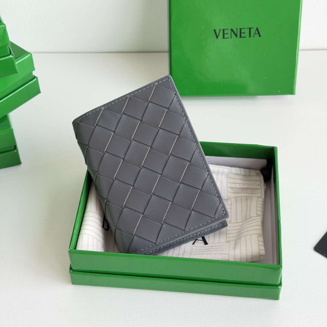 💰Made of medium-grade fetal cowhide
Half-fold card holder, credit card holder, change
The card holder is made of original cowhide and has a flip-top opening and closing photo 6