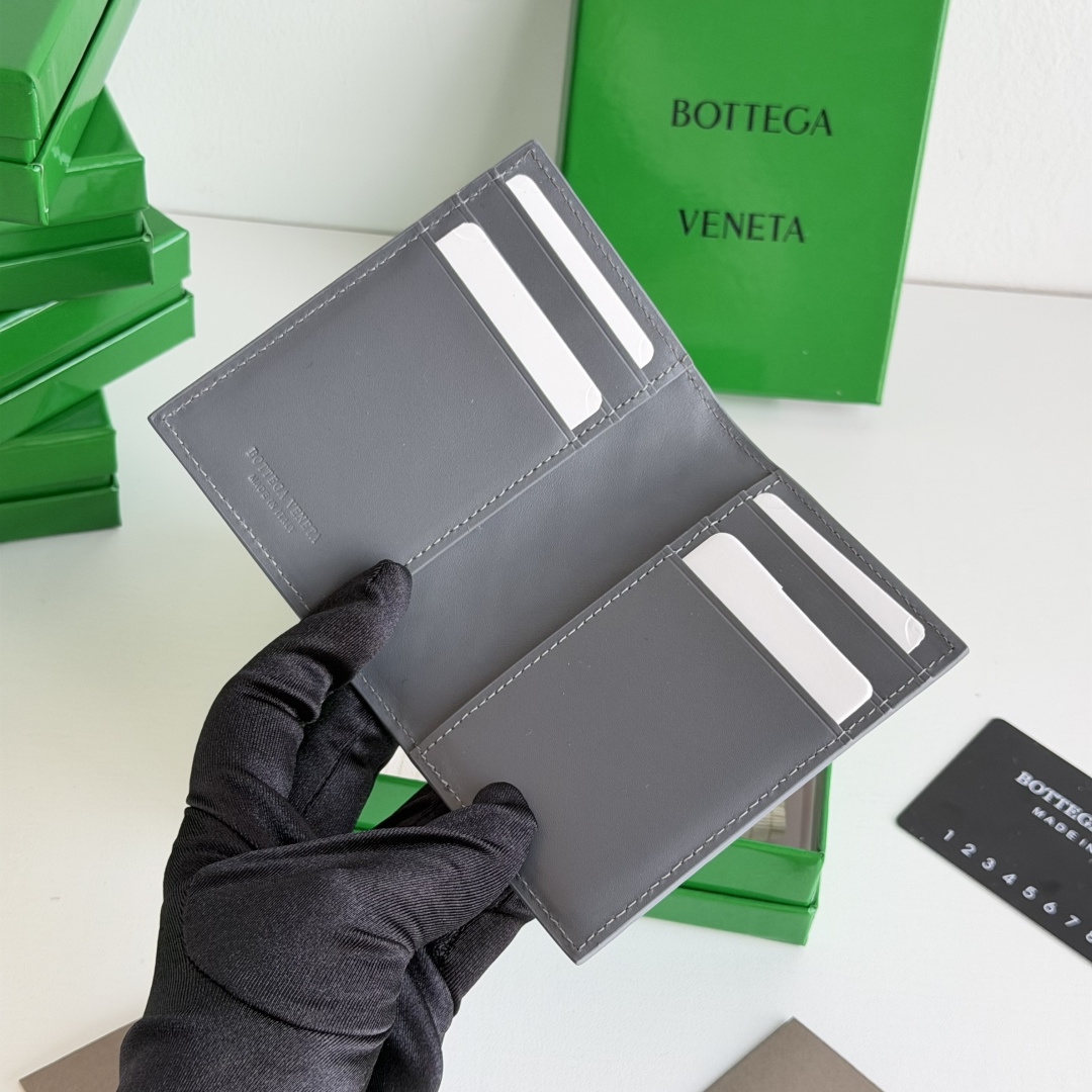 💰Made of medium-grade fetal cowhide
Half-fold card holder, credit card holder, change
The card holder is made of original cowhide and has a flip-top opening and closing photo 7