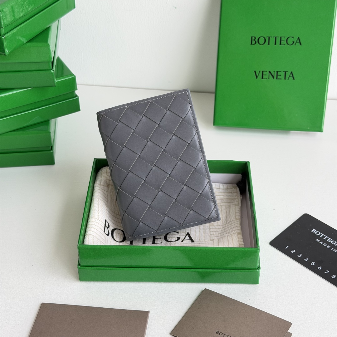 💰Made of medium-grade fetal cowhide
Half-fold card holder, credit card holder, change
The card holder is made of original cowhide and has a flip-top opening and closing photo 8