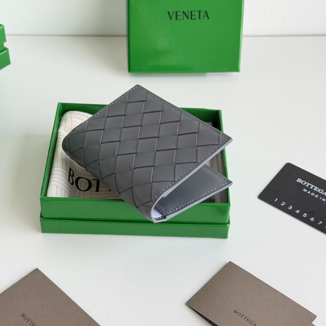 💰Made of medium-grade fetal cowhide
Half-fold card holder, credit card holder, change
The card holder is made of original cowhide and has a flip-top opening and closing photo 9