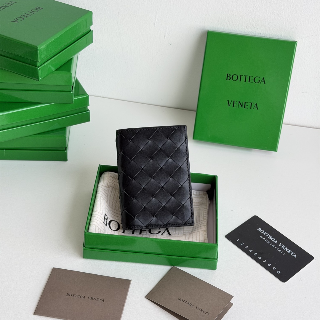 💰Made of medium-grade fetal cowhide
Half-fold card holder, credit card holder, change
The card holder is made of original cowhide and has a flip-top opening and closing