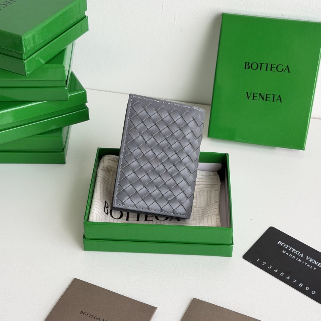 💰Made of small grid fetal cowhide
Half-fold card holder, credit card holder, change
The card holder is made of original cowhide and has a flip-top opening and closing photo 1
