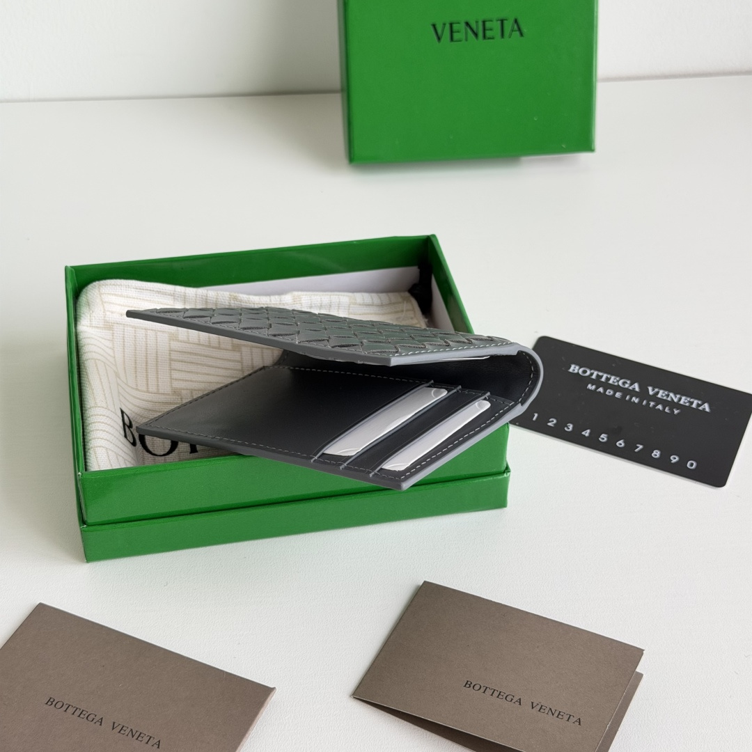 💰Made of small grid fetal cowhide
Half-fold card holder, credit card holder, change
The card holder is made of original cowhide and has a flip-top opening and closing photo 2