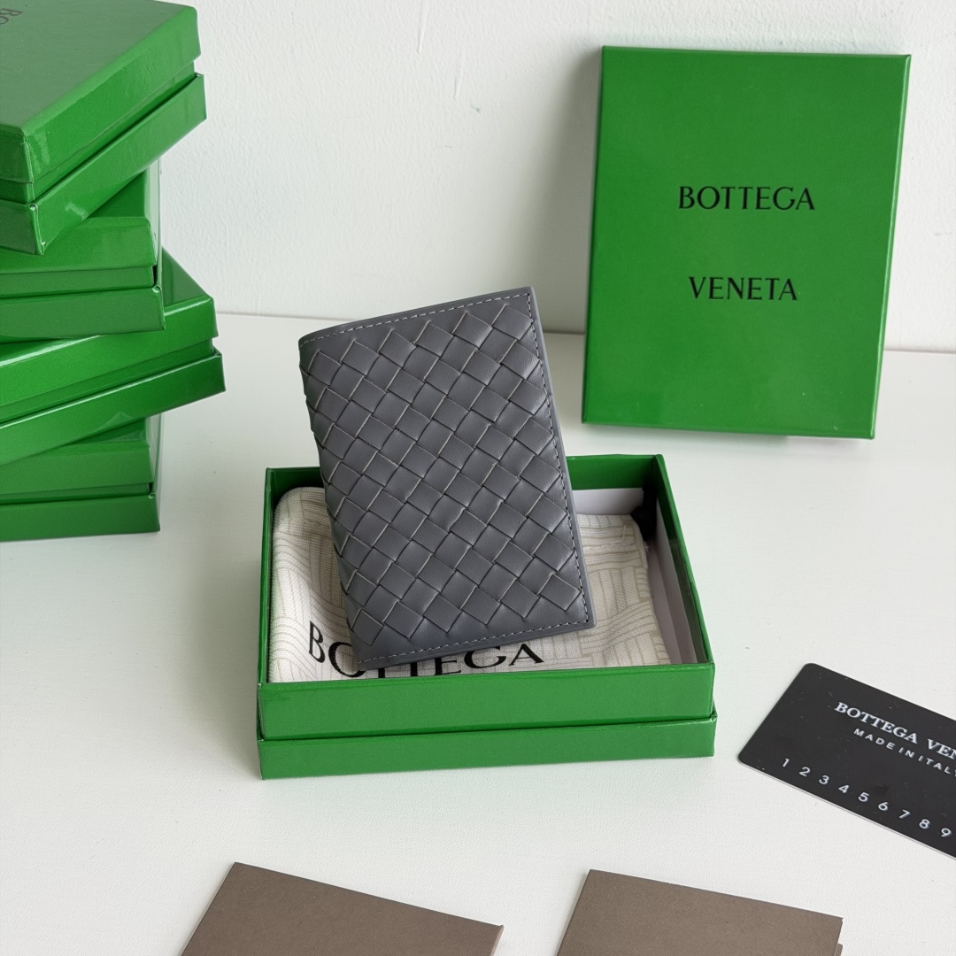 💰Made of small grid fetal cowhide
Half-fold card holder, credit card holder, change
The card holder is made of original cowhide and has a flip-top opening and closing photo 3