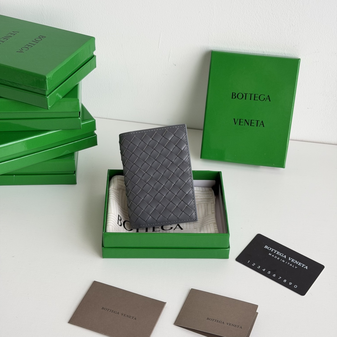 💰Made of small grid fetal cowhide
Half-fold card holder, credit card holder, change
The card holder is made of original cowhide and has a flip-top opening and closing