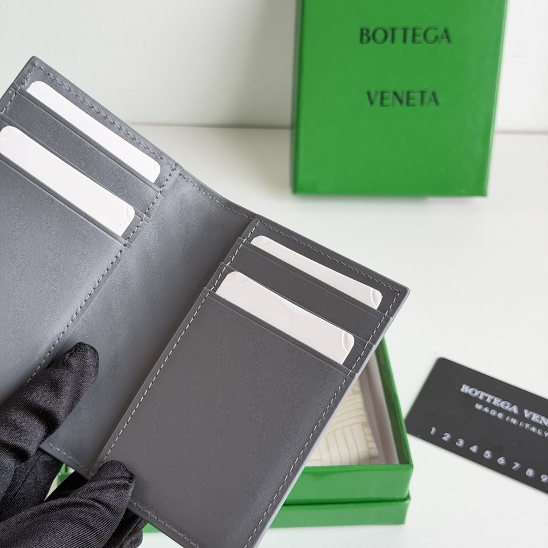 💰Made of small grid fetal cowhide
Half-fold card holder, credit card holder, change
The card holder is made of original cowhide and has a flip-top opening and closing photo 5