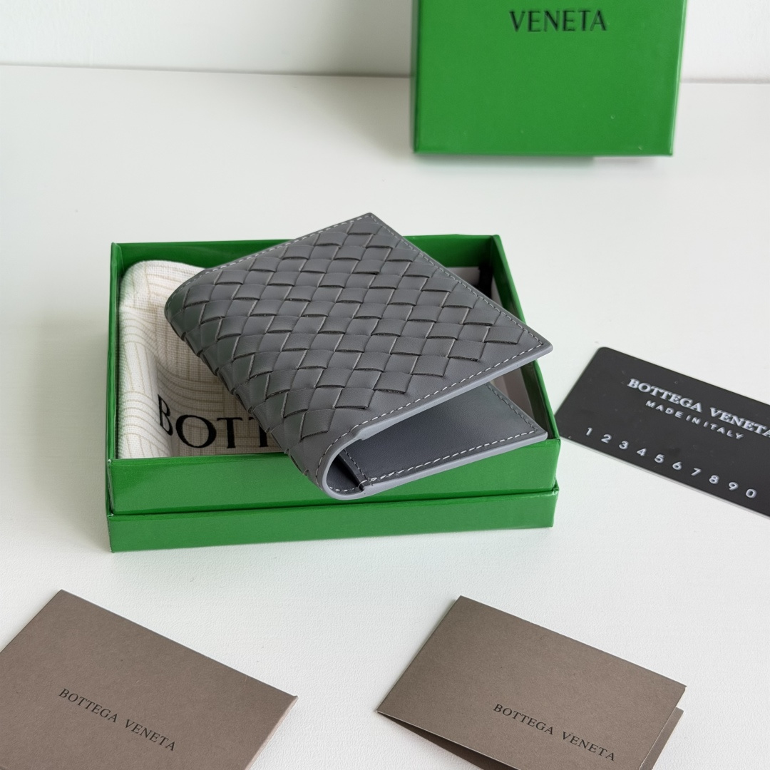 💰Made of small grid fetal cowhide
Half-fold card holder, credit card holder, change
The card holder is made of original cowhide and has a flip-top opening and closing photo 6