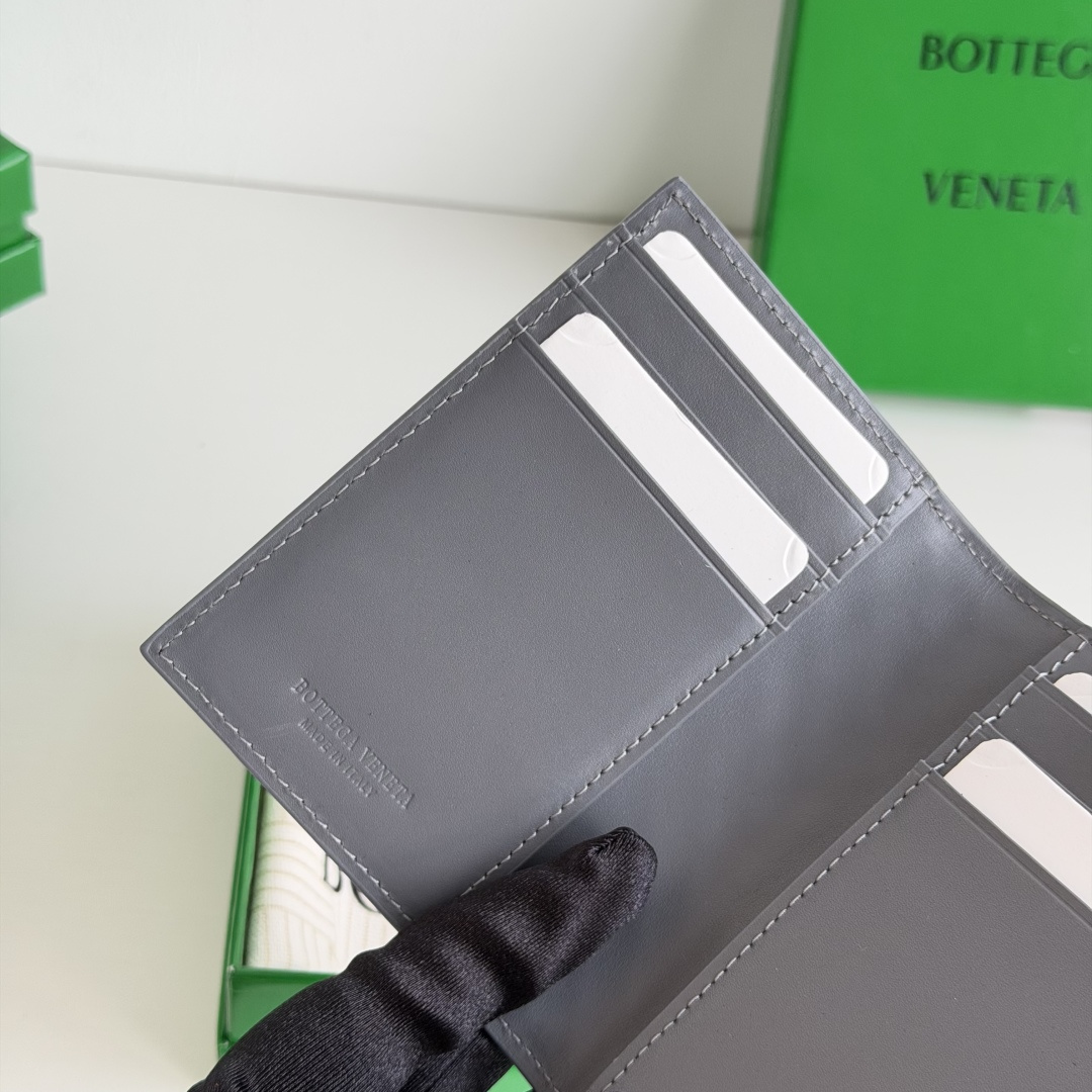 💰Made of small grid fetal cowhide
Half-fold card holder, credit card holder, change
The card holder is made of original cowhide and has a flip-top opening and closing photo 8