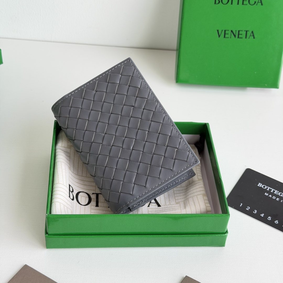 💰Made of small grid fetal cowhide
Half-fold card holder, credit card holder, change
The card holder is made of original cowhide and has a flip-top opening and closing photo 9