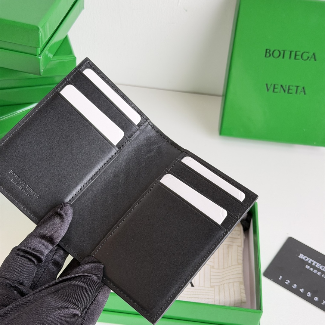 💰Made of medium-grade fetal cowhide
Half-fold card holder, credit card holder, change
The card holder is made of original cowhide and has a flip-top opening and closing photo 3