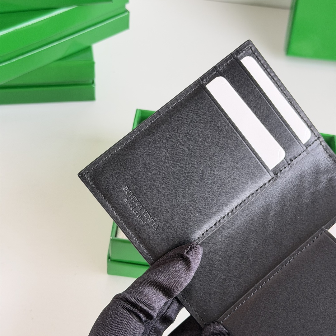 💰Made of medium-grade fetal cowhide
Half-fold card holder, credit card holder, change
The card holder is made of original cowhide and has a flip-top opening and closing photo 4