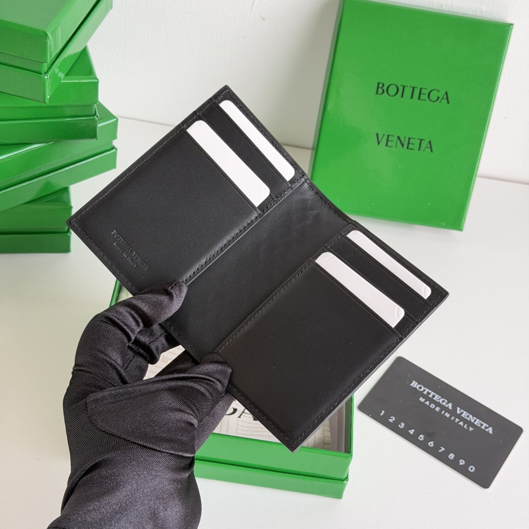 💰Made of medium-grade fetal cowhide
Half-fold card holder, credit card holder, change
The card holder is made of original cowhide and has a flip-top opening and closing photo 6