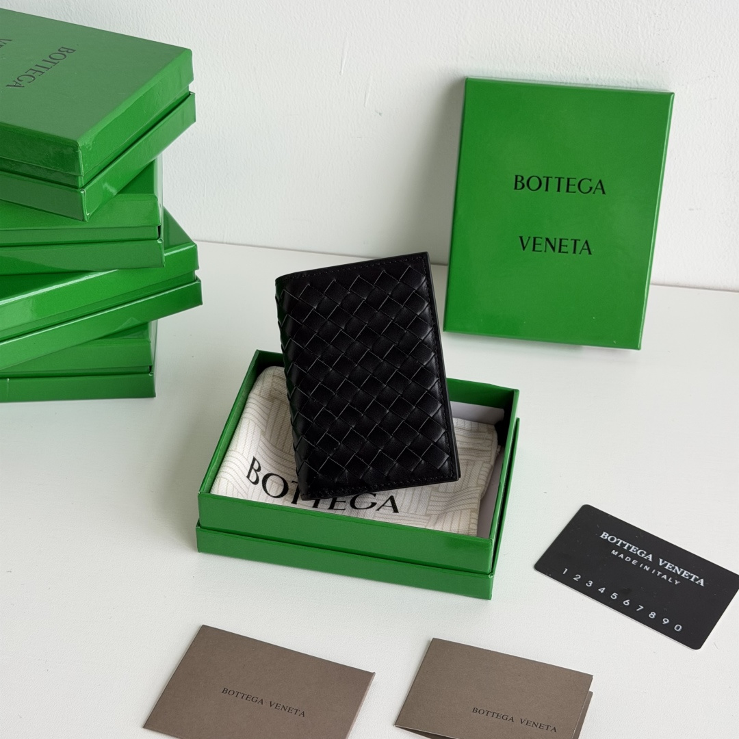💰Made of medium-grade fetal cowhide
Half-fold card holder, credit card holder, change
The card holder is made of original cowhide and has a flip-top opening and closing