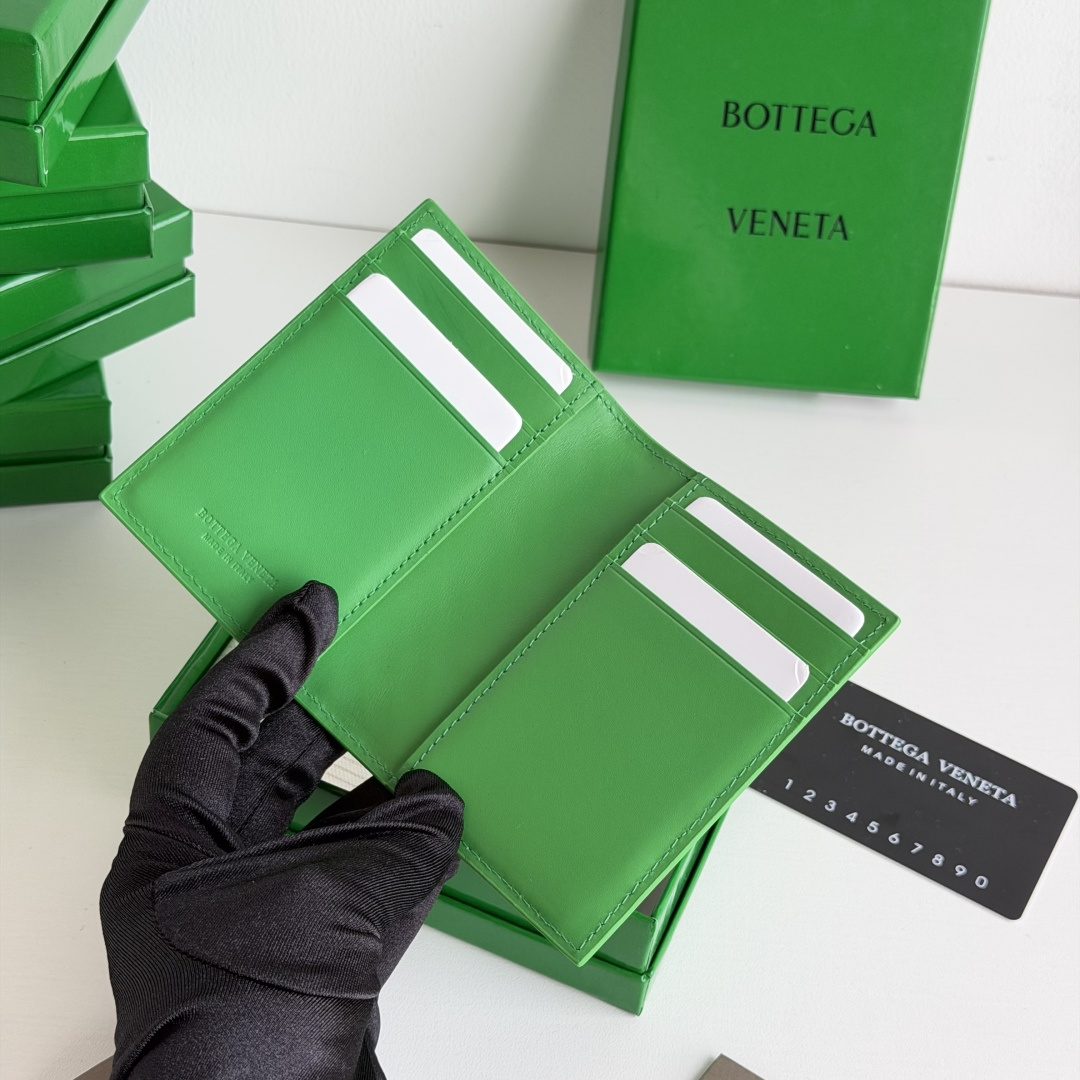 💰Made of medium-grade fetal cowhide
Half-fold card holder, credit card holder, change
The card holder is made of original cowhide and has a flip-top opening and closing photo 1