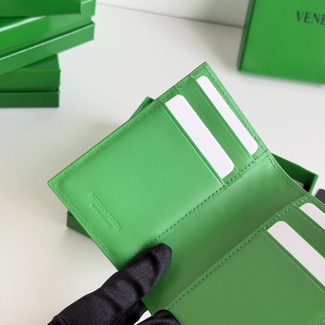 💰Made of medium-grade fetal cowhide
Half-fold card holder, credit card holder, change
The card holder is made of original cowhide and has a flip-top opening and closing photo 4