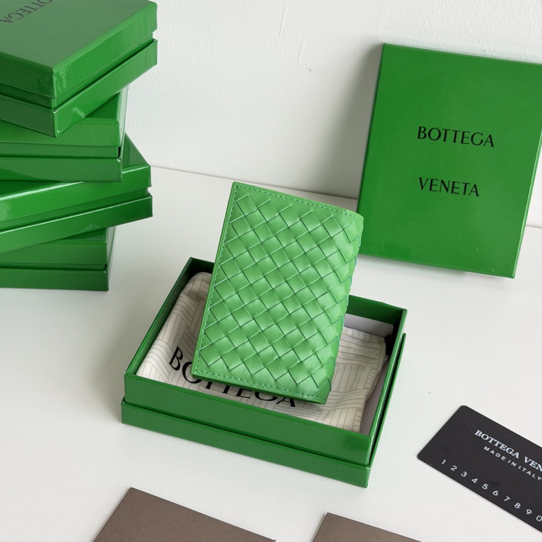 💰Made of medium-grade fetal cowhide
Half-fold card holder, credit card holder, change
The card holder is made of original cowhide and has a flip-top opening and closing photo 6