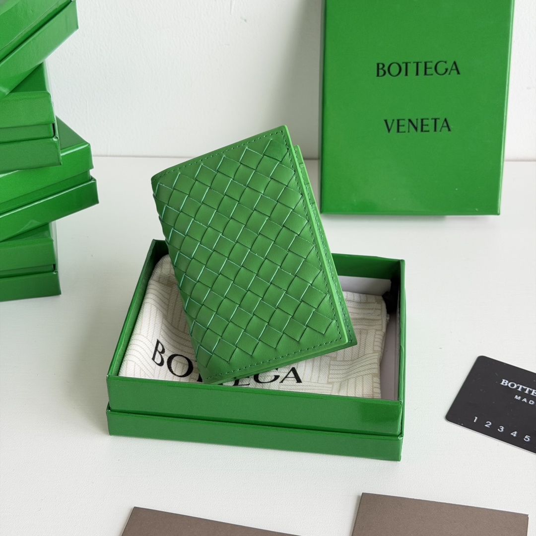 💰Made of medium-grade fetal cowhide
Half-fold card holder, credit card holder, change
The card holder is made of original cowhide and has a flip-top opening and closing photo 7