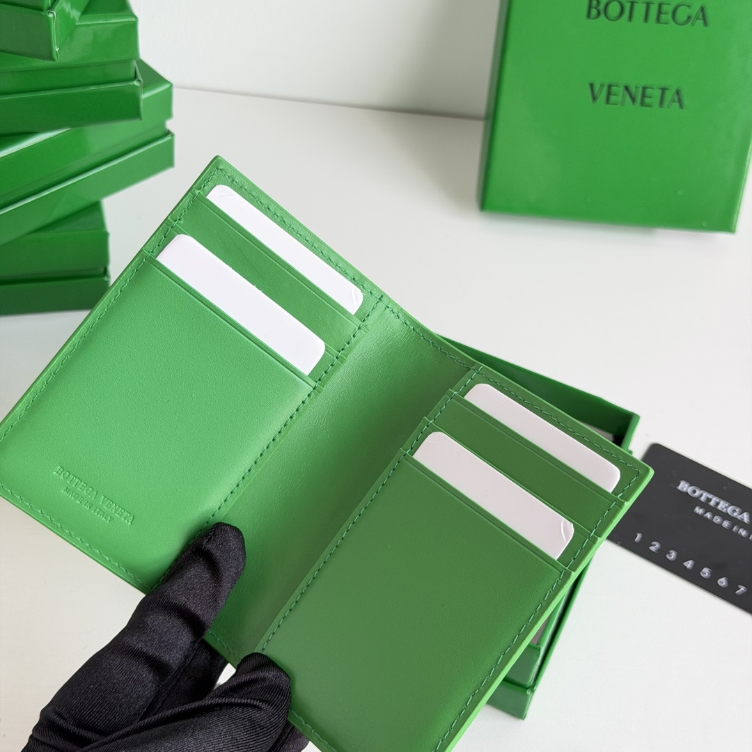 💰Made of medium-grade fetal cowhide
Half-fold card holder, credit card holder, change
The card holder is made of original cowhide and has a flip-top opening and closing photo 8