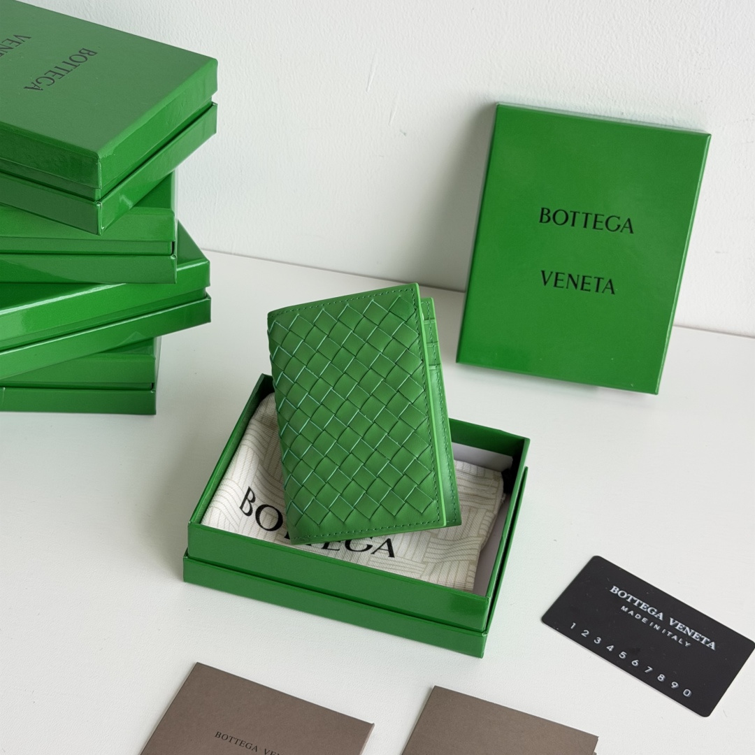 💰Made of medium-grade fetal cowhide
Half-fold card holder, credit card holder, change
The card holder is made of original cowhide and has a flip-top opening and closing