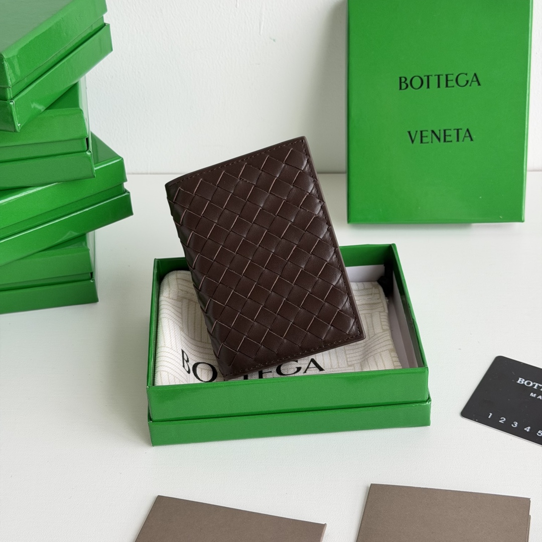 💰Made of medium-grade fetal cowhide
Half-fold card holder, credit card holder, change
The card holder is made of original cowhide and has a flip-top opening and closing photo 7